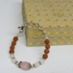 Picture of Rosenquarz- & Rudraksha-Perlenarmband für das Herzchakra
